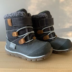 Toddler size 5 gray snow boots
